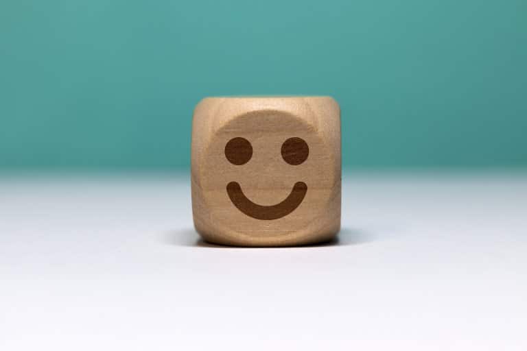 Pictogramme smiley sur cube en bois