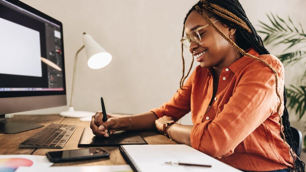 femme heureuse travail