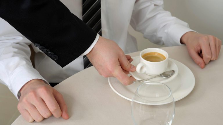 Servir un café à table