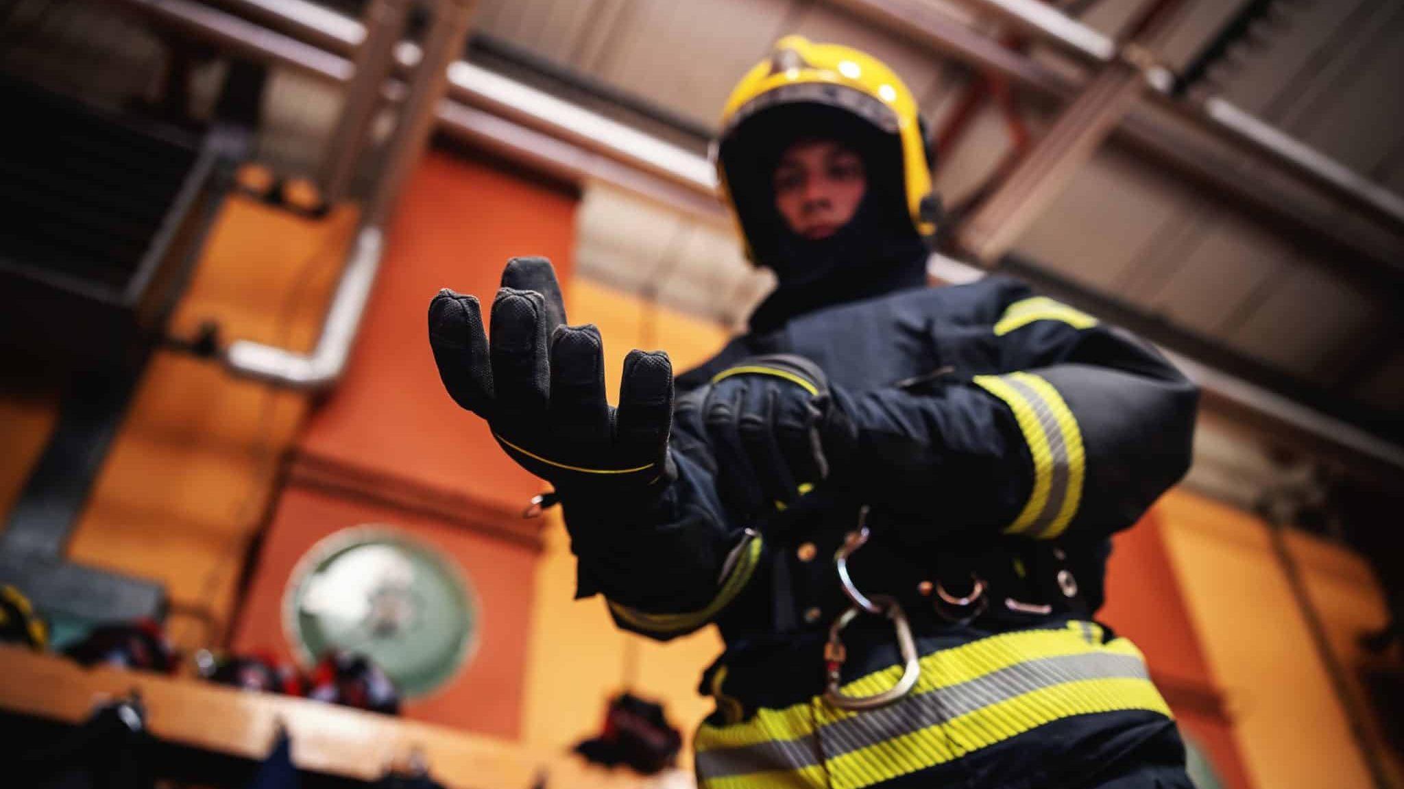Dans l'Ain, ils fabriquent les gants de la plupart des pompiers