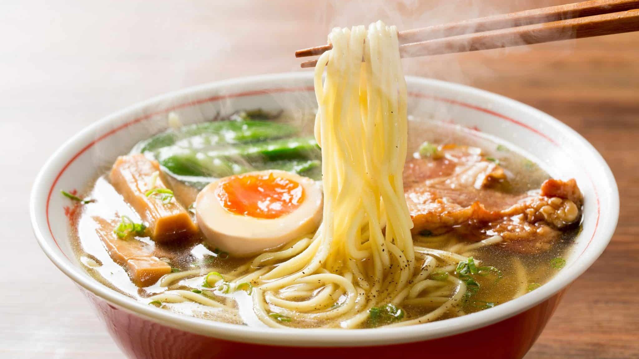 Ramen : la soupe de nouilles japonaise bouillonne en France