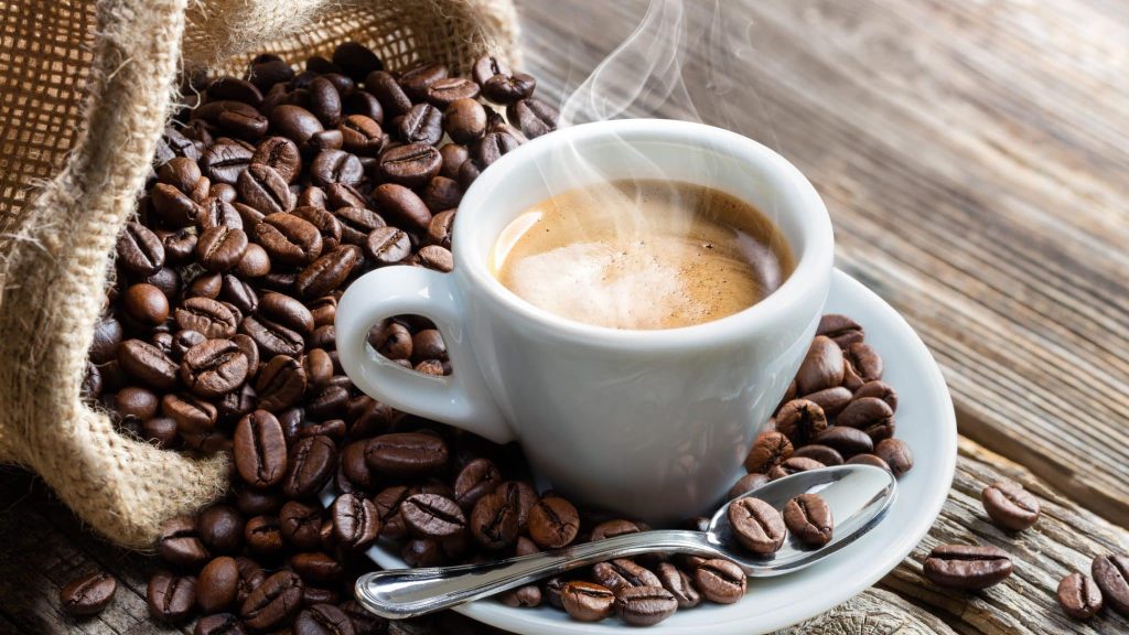 Tasse de café avec des grains