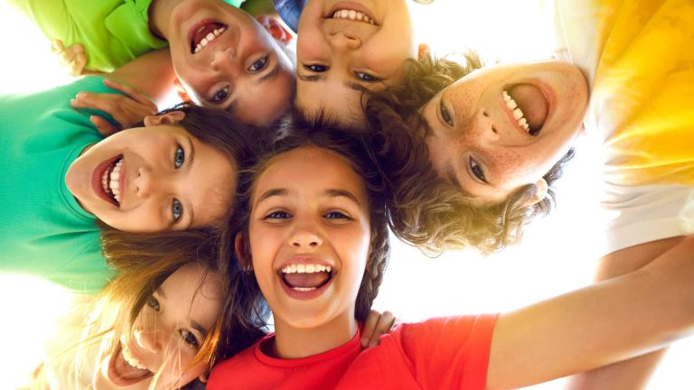 Des enfants sourient