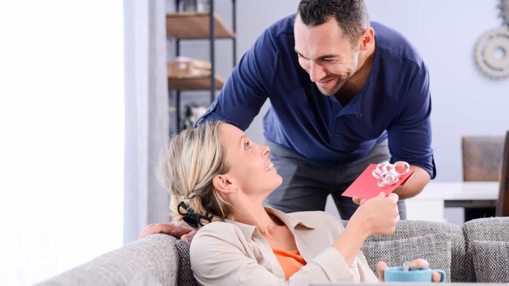 Un homme offre une carte cadeau solidaire à une femme