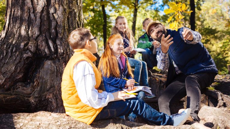 Des enfants sont dans la forêt avec leur enseignants