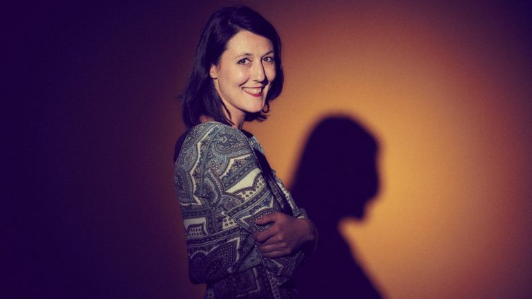 Laetitia Devaux, créatrice de la mode thérapie, pose avec un sourire devant l'objectif