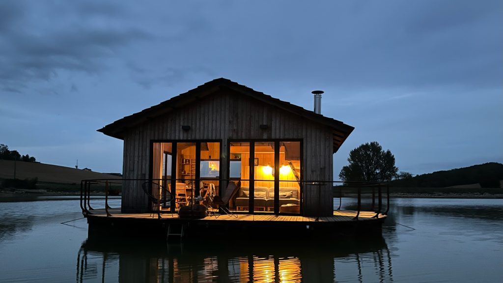 maison en bois flottante sur lac