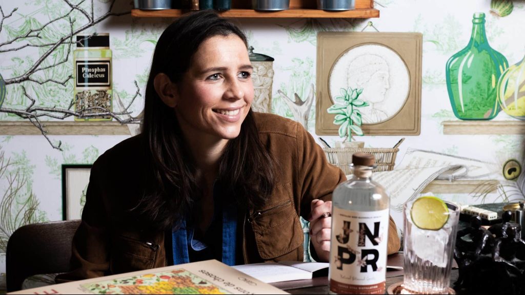 Valérie De Sutter tien dans la main une bouteille de sa marque JNPR