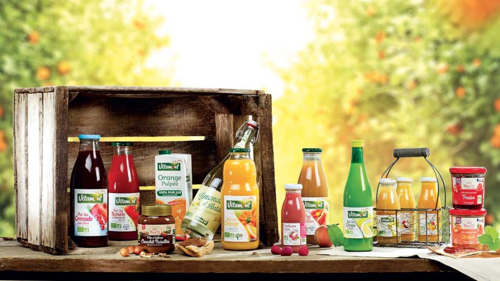 Des bouteilles de jus de fruits alignées sur une table