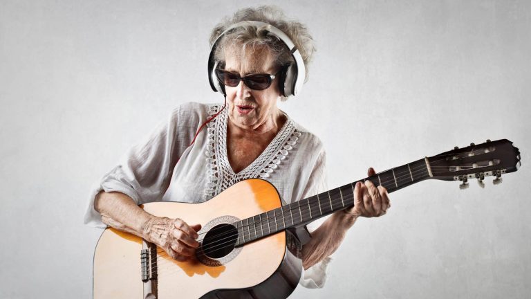 senior grand mère guitare musique