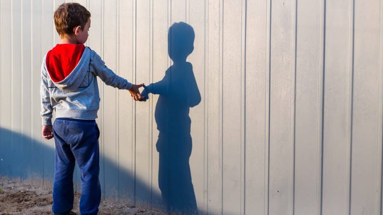 Un enfant devant une ombre, illustration du roman "Le chant de Loon"