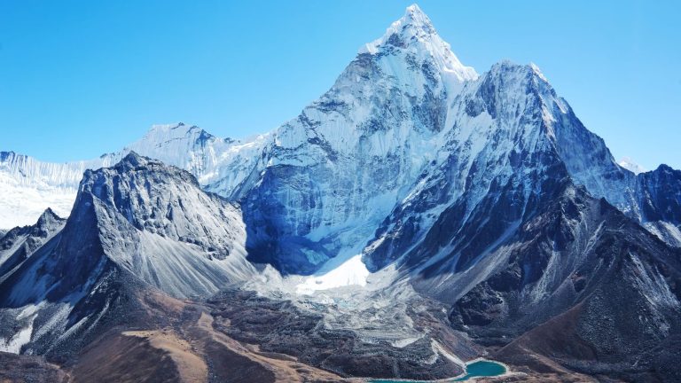 Elle devient la 13ème femme au monde à gravir l’Everest