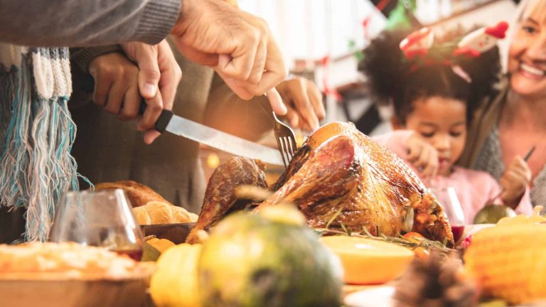 homme découpe poulet