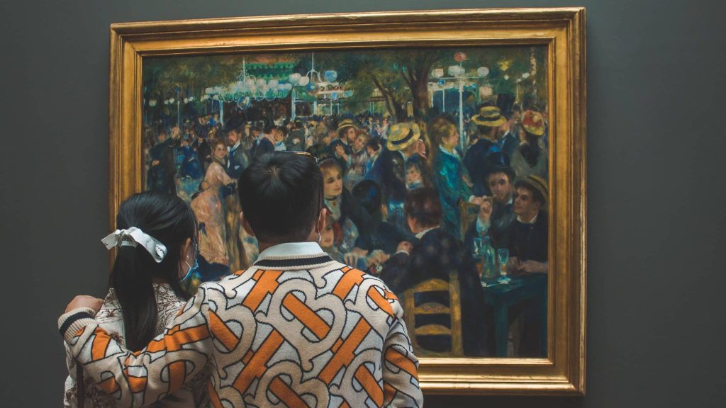 Un homme et une famme contemple une peinture du Musée d'Orsay, à Paris.