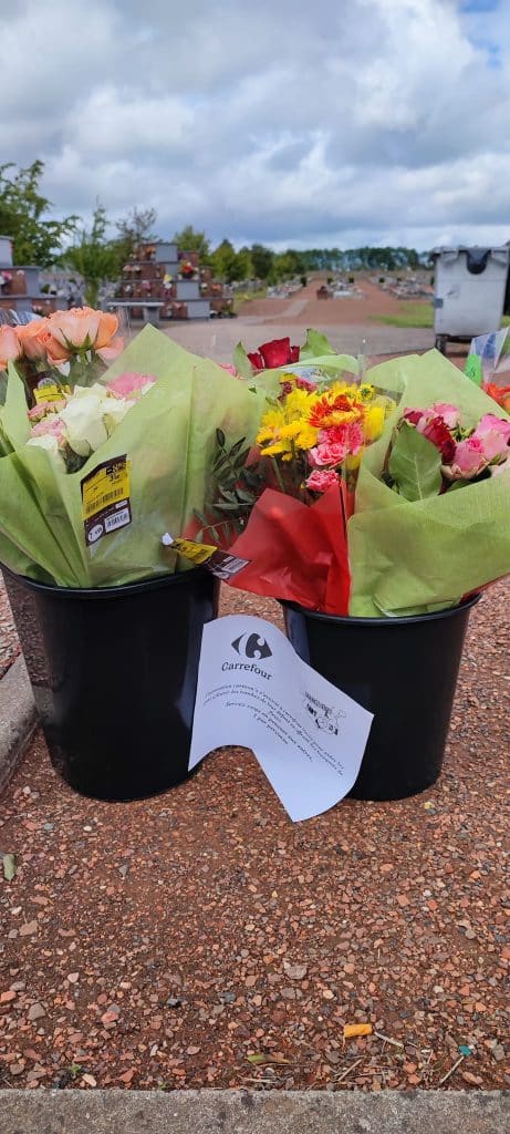 Jordan Lourdel met à disposition des fleurs pour fleurir les tombes