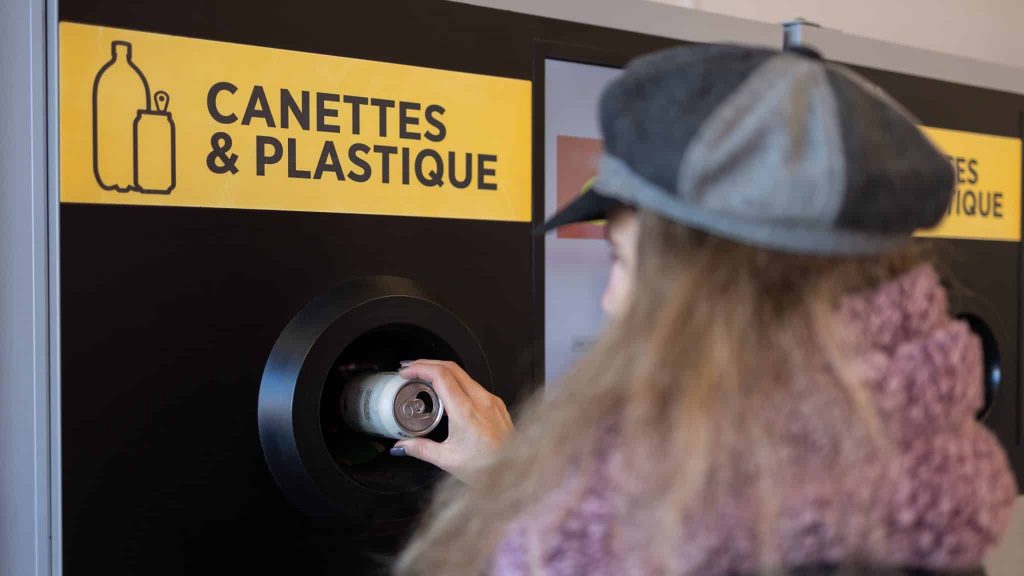 Une machine à consigne de bouteilles en plastique.