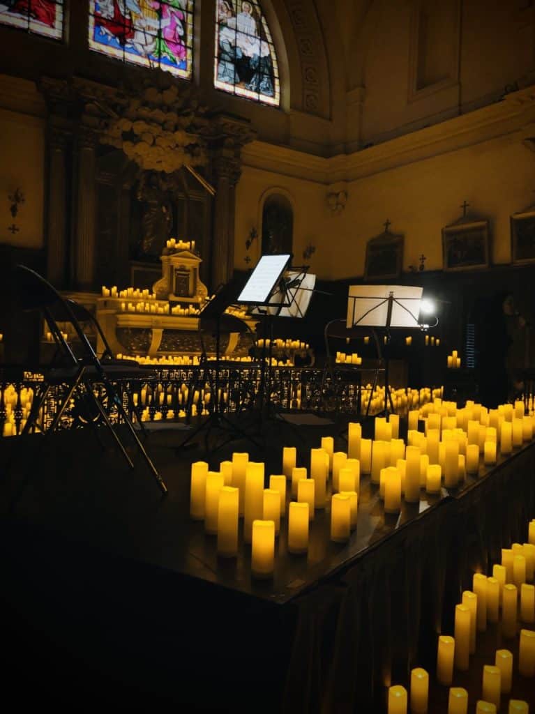 centaine de bougies allumées dans une chapelle