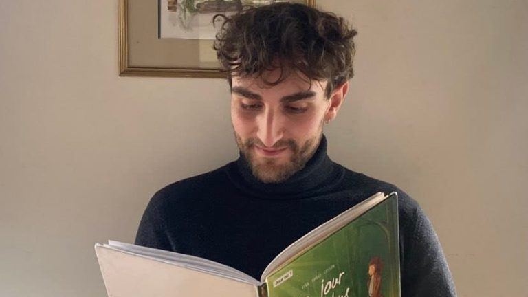 Hugo et son livre inspirant.