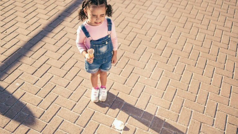 Photo représentant un enfant maladroit