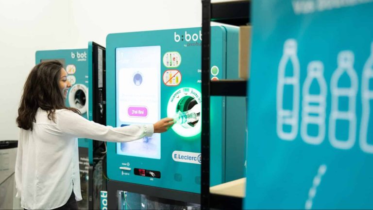 Une utilisatrice utilise la machine B:bot dévelopée par la machine Green Big