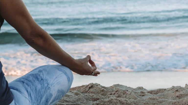 Une posture de yoga face à la mer