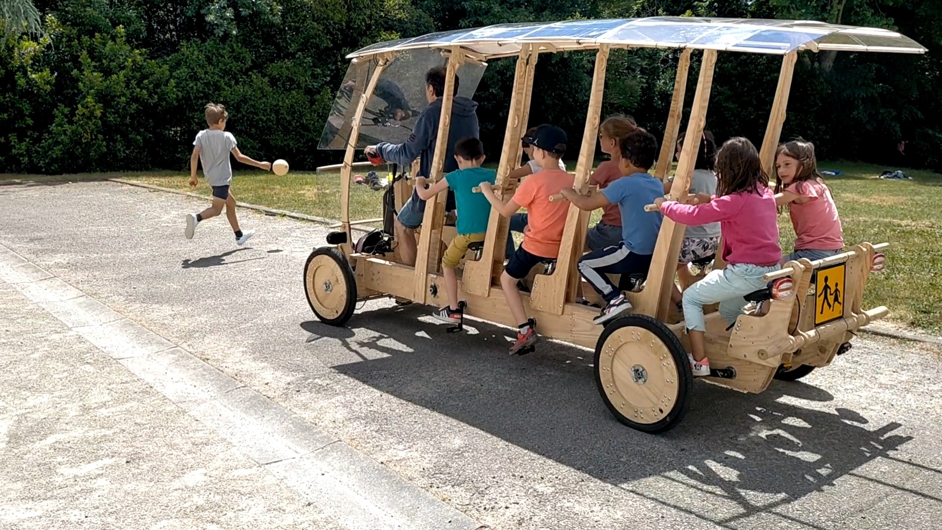 Le Woodybus, un vélo-bus pour révolutionner le transport scolaire