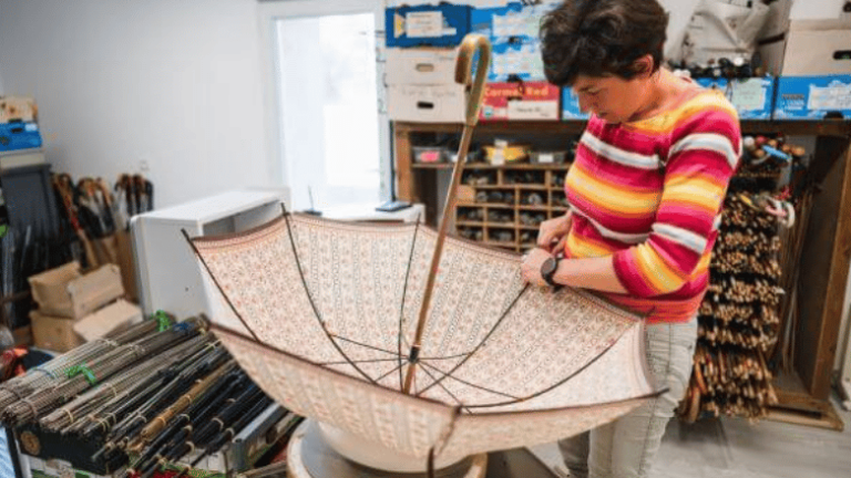 Claire Nizan fondatrice de Réparapluie répare un parapluie