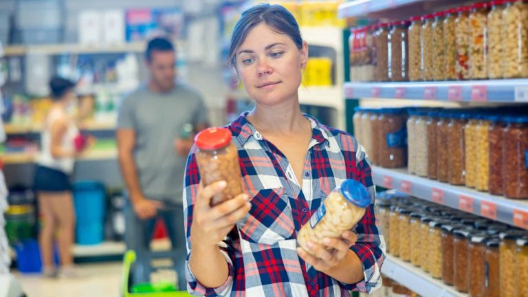 femme supermarché bocal en verre