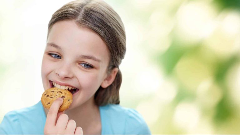 ENFANT MANGE GATEAU