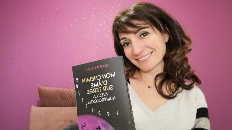 Alexandra Gabriel tient son livre "Mon chemin d'âme sur Terre avec la numérologie"