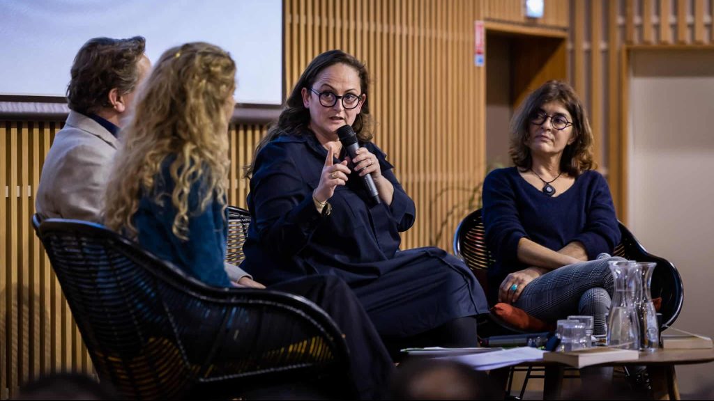 Emma Haziza, hydrologue en pleine conférence