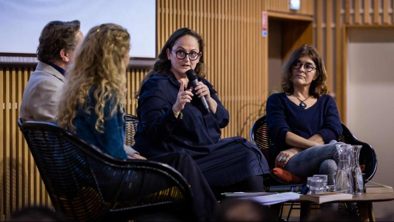 Emma Haziza, hydrologue en pleine conférence