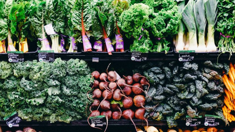 Un étal de légumes, très coloré, composé de blettes, poireaux, panais, carottes, etc.