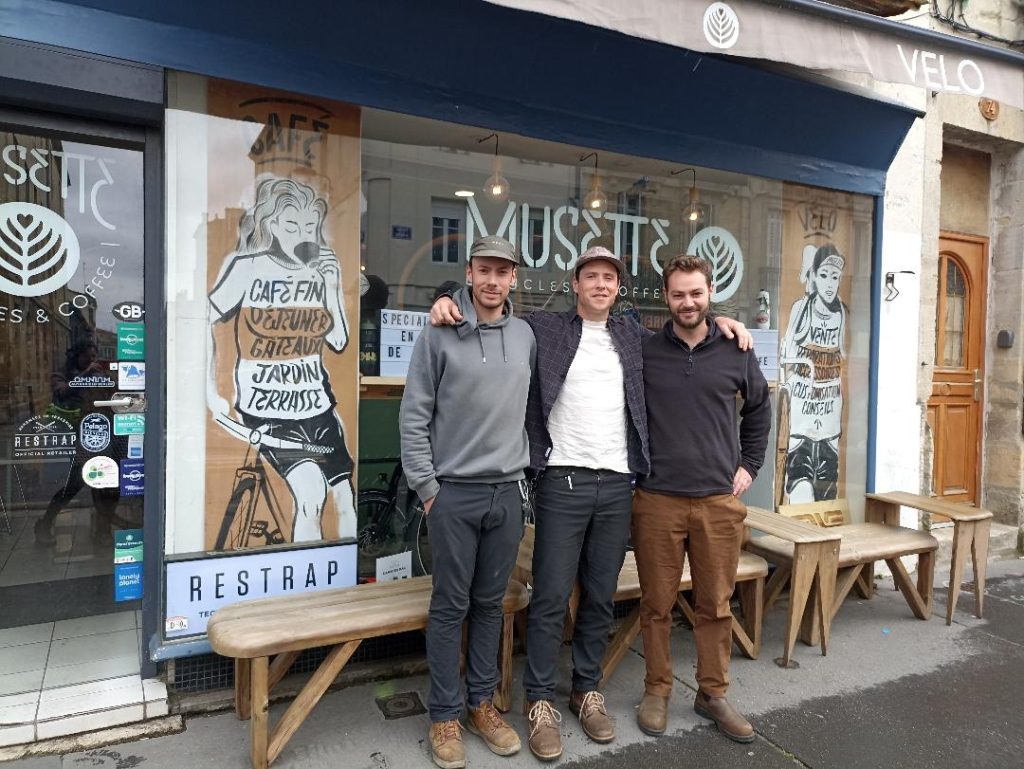 L'équipe opérationnelle du café-vélo Musette à Bordeaux.