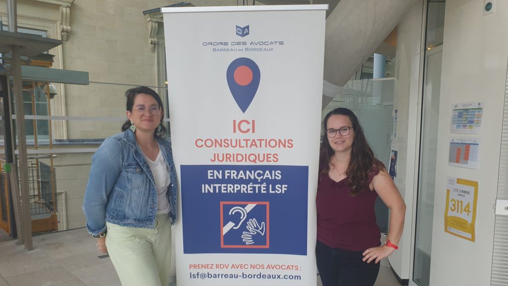 Me Adeline Subtil et Karine Thénard, interprète français en langue des signes française assurent les consultations juridiques pour le public sourd