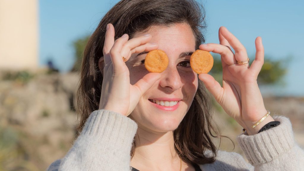 Une dame met des mini cakes La Picorée devant ses yeux.