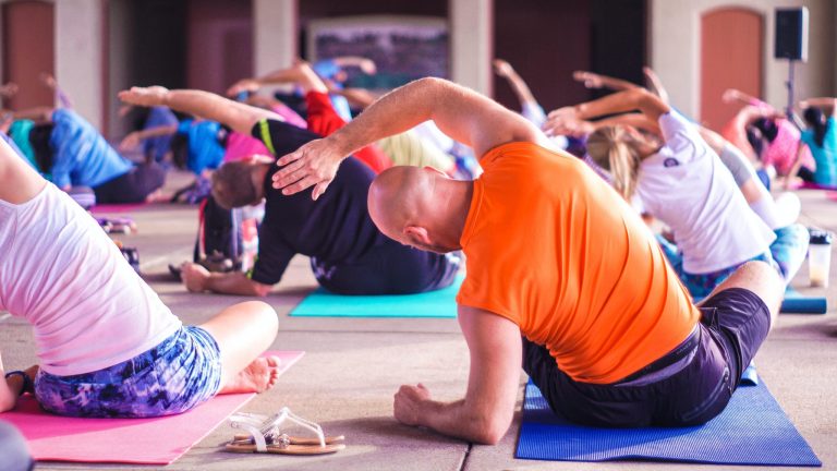 des gens font du yoga