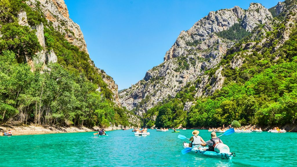 Des gens faisant du canoë dans les gorges du Verdon.