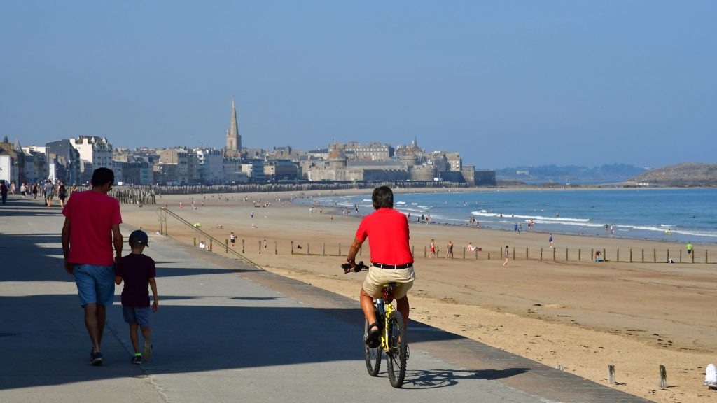 Un cycliste à Saint-Malo.