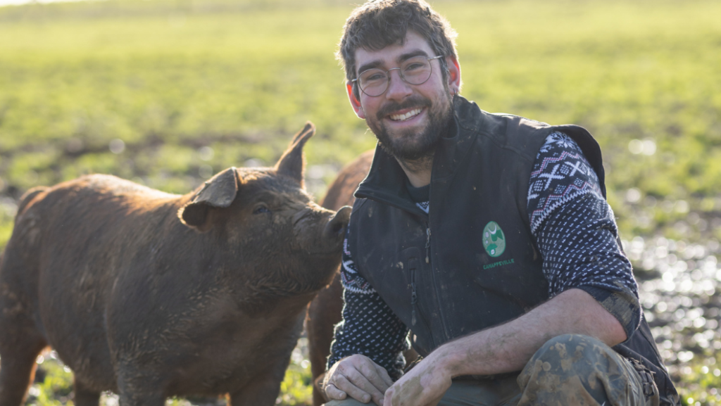 Quentin sur son élevage de cochon Duroc en plein air.