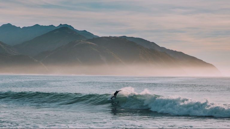 Un surfeur dans l'eau.