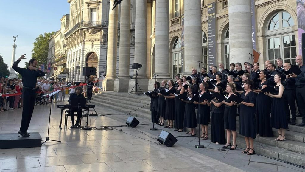 Le Choeur de l'Opéara national de Bordeaux se produit sur les marches du Grand-Théâtre