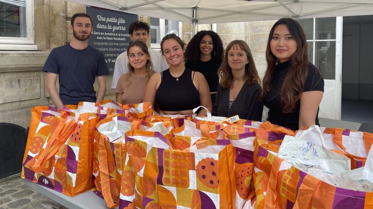 Les bénévoles de l'association devant leur stand de panier repas