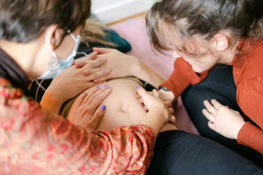 Lyon : Caroline est doula et accompagne les futures mamans en chantant