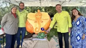 Rencontre : ils sculptent les fruits et légumes avec passion