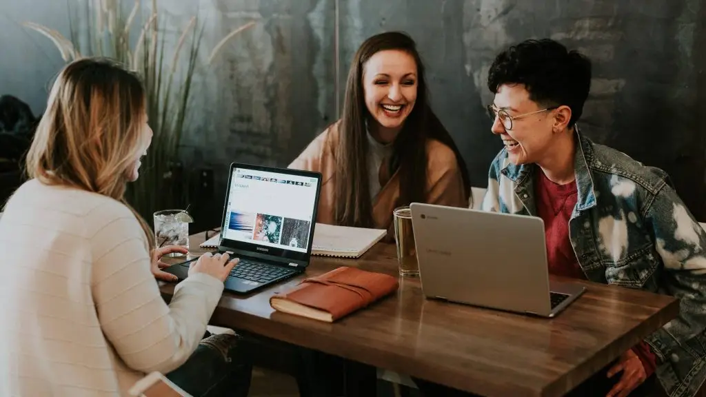 Des amies réunies autour d'une table rigolent