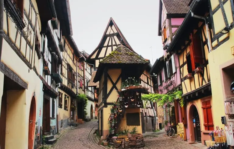 Ils se lancent dans la reconstruction de maisons alsaciennes