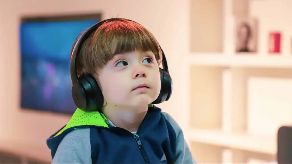 Un enfant avec casque sur les oreilles