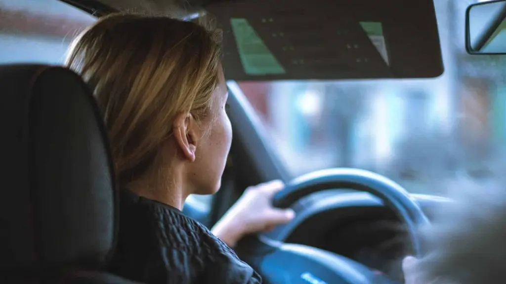 Une femme au volant d'une voiture