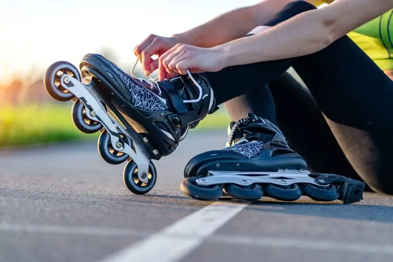 Un pratiquant de roller chausse ses rollers